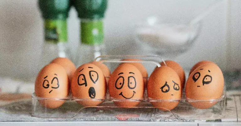 Boite d'oeufs avec des émotions